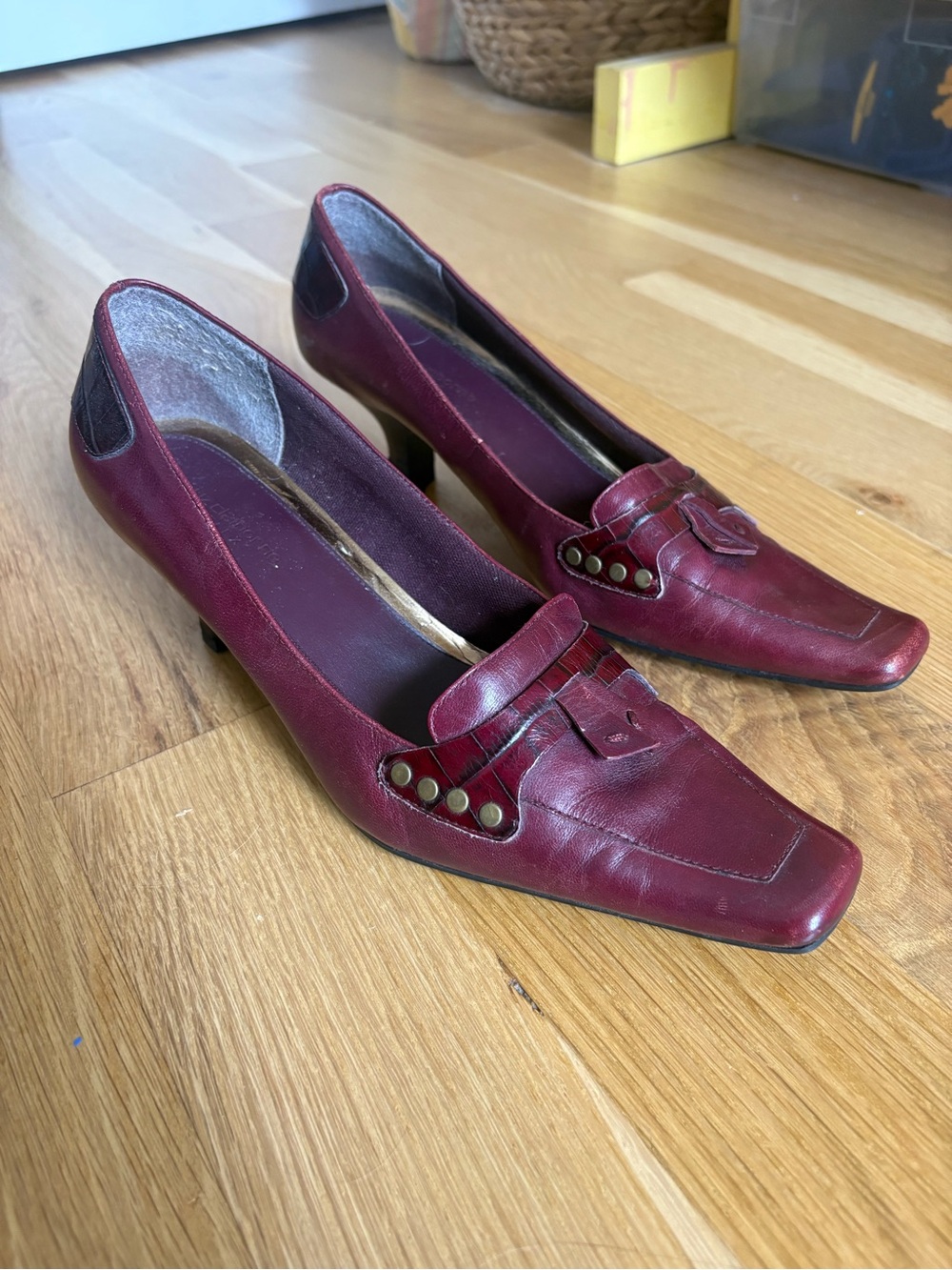 Liz Claiborne Flex Burgundy Kitten Heels - Picture 6 of 9